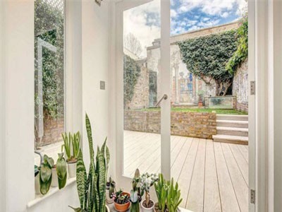 Ngôi nhà gây ấn tượng với toàn bộ hệ thống ngăn cách được làm bằng cửa kính