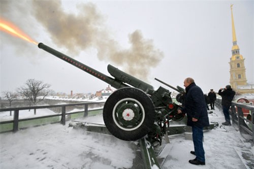 Tổng thống Putin tiết lộ từng là trung úy đơn vị pháo binh