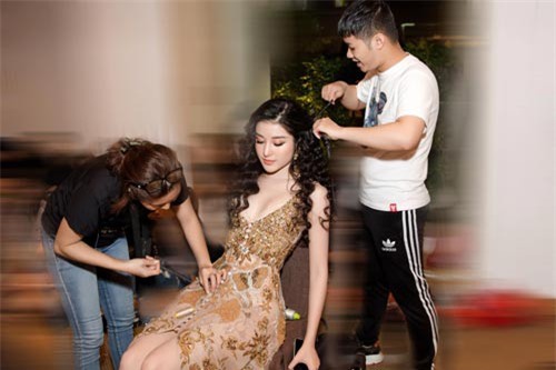 Á hậu Huyền My tạo dáng lạ khiến fan phát sốt