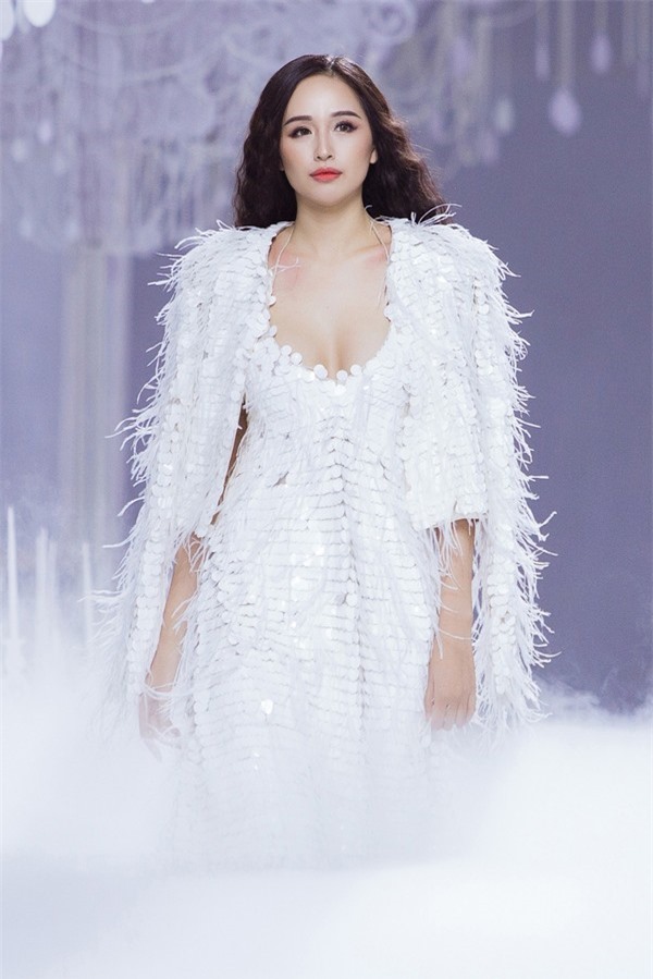 Hoa hậu nhận được tràng vỗ tay cổ vũ khi xuất hiện trên sàn catwalk với vai trò vedette một màn diễn. Hoa hậu nhận được tràng vỗ tay cổ vũ khi xuất hiện trên sàn catwalk với vai trò vedette một màn diễn.