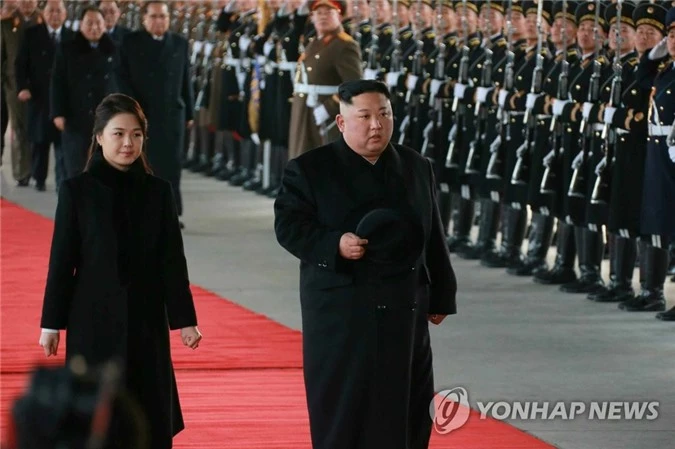 Vợ chồng Chủ tịch Kim Jong-un tại Trung Quốc hôm 08/01. (Ảnh: Yonhap)