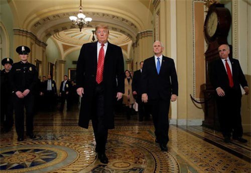Ông Trump tức tối bỏ họp vì không đạt thỏa thuận về tường biên giới