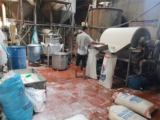 TP.HCM: Phát hiện hơn 2 tấn bún "bẩn" đang chuẩn bị bán ra thị trường 