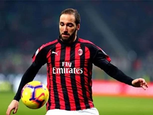 Lý do nào khiến Chelsea trì hoãn vụ Higuain khiến Sarri thất vọng?