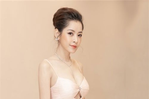 Chi Pu diện đầm cắt xẻ, khéo khoe vai trần cùng vòng một gợi cảm