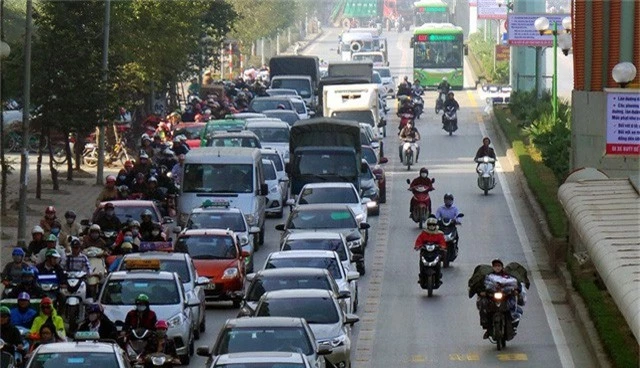 Hà Nội: Kiến nghị xử lý nghiêm phương tiện cá nhân lấn làn xe buýt BRT  - Ảnh 1.