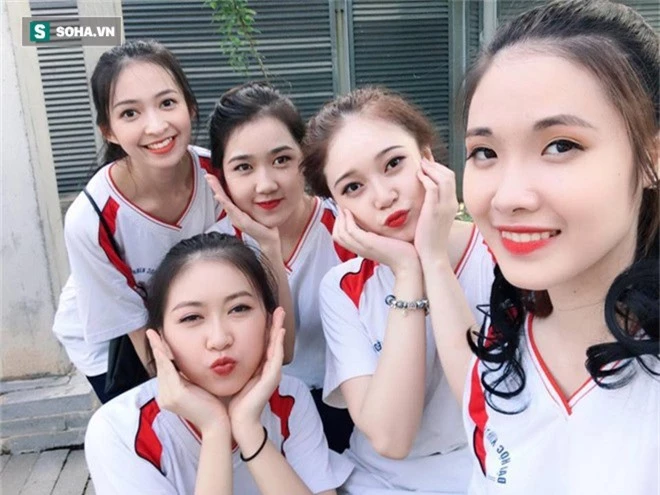 Mẫu ảnh nổi lên từ bức hình 5 nữ sinh: Tôi từng bị gạ đi chơi với những mức giá trên trời - Ảnh 1.