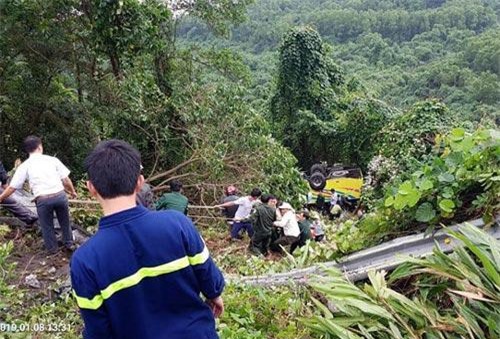 Thừa Thiên - Huế: Khởi tố tài xế xe chở đoàn sinh viên lao xuống vực