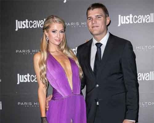 Paris Hilton quyến rũ với đầm ren đỏ, thân mật bên 'tình tin đồn'