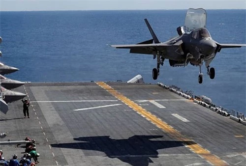 Chiến đấu cơ tàng hình Lockheed Martin F-35B chuẩn bị hạ cánh xuống tàu sân bay USS Wasp ở vùng biển ngoài khơi Okinawa.