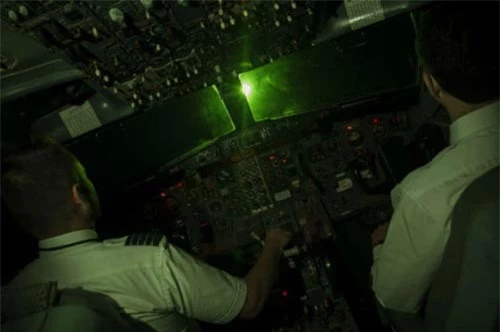 Phi công có thể bị mất kiểm soát máy bay tạm thời khi bị tác động bởi tia laser. Ảnh minh họa