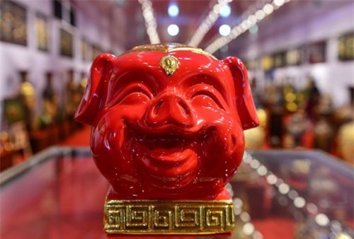 CLIP: Bí ẩn bên trong những chú lợn đất dát vàng giá gần 100 triệu đồng