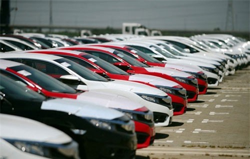 Nghịch lý mùa Tết, ôtô nội ế khách, đồng loạt giảm giá