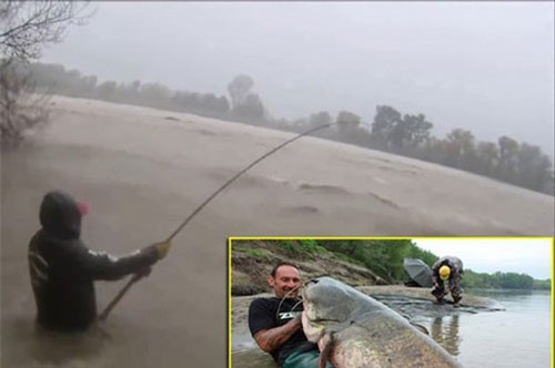 CLIP HOT (11/1): 2 người bị đâm chết vì tranh cãi giá điện thoại Vertu, đứng giữa dòng nước lũ câu cá trê khổng lồ