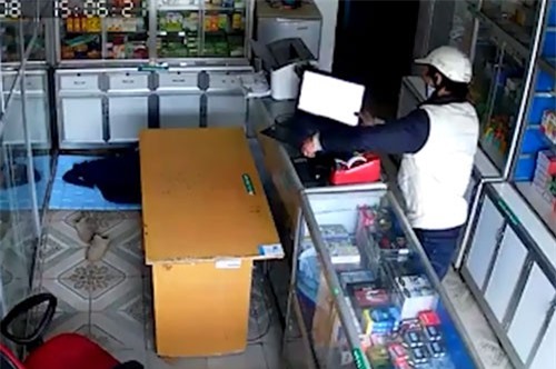 CLIP: Nam thanh niên trộm laptop trước mặt gia chủ