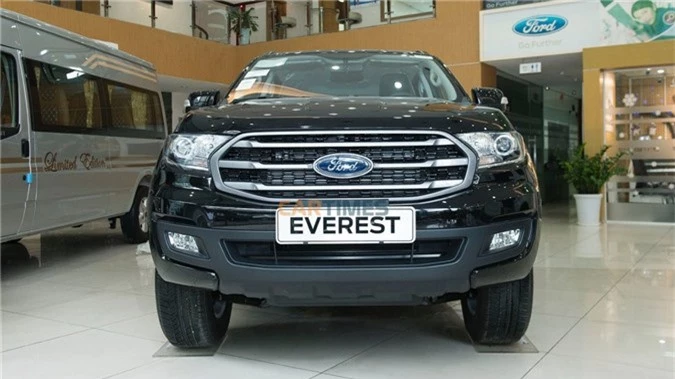 Tổng thể, Ford Everest Ambiente vẫn có vẻ ngoài giống bản Trend và Titanium nhưng khác 1 số chi tiết.