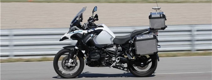 Mẫu môtô không người lái của BMW “gây sốt” tại CES 2019. Mẫu môtô tự lái “ma quái” R1200GS của BMW đang trở thành tâm điểm tại Triển lãm hàng điện tử tiêu dùng CES 2019 diễn ra ở Las Vegas, Mỹ. (CHI TIẾT)