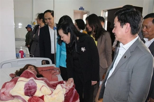 Bộ trưởng Bộ Y tế thăm người bệnh đang điều trị (Ảnh: VH)