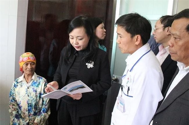 Bộ trưởng Bộ Y tế kiểm tra sổ khám bệnh của bệnh nhân (Ảnh: VH)