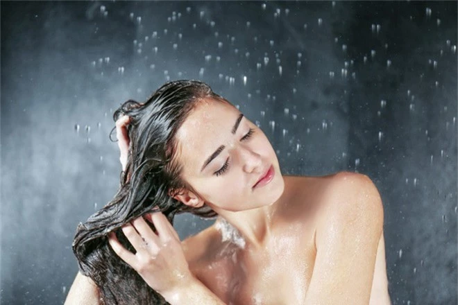Đi tắm trong những ngày lạnh cần tránh làm một số điều này để không gây ảnh hưởng xấu tới sức khỏe - Ảnh 1.