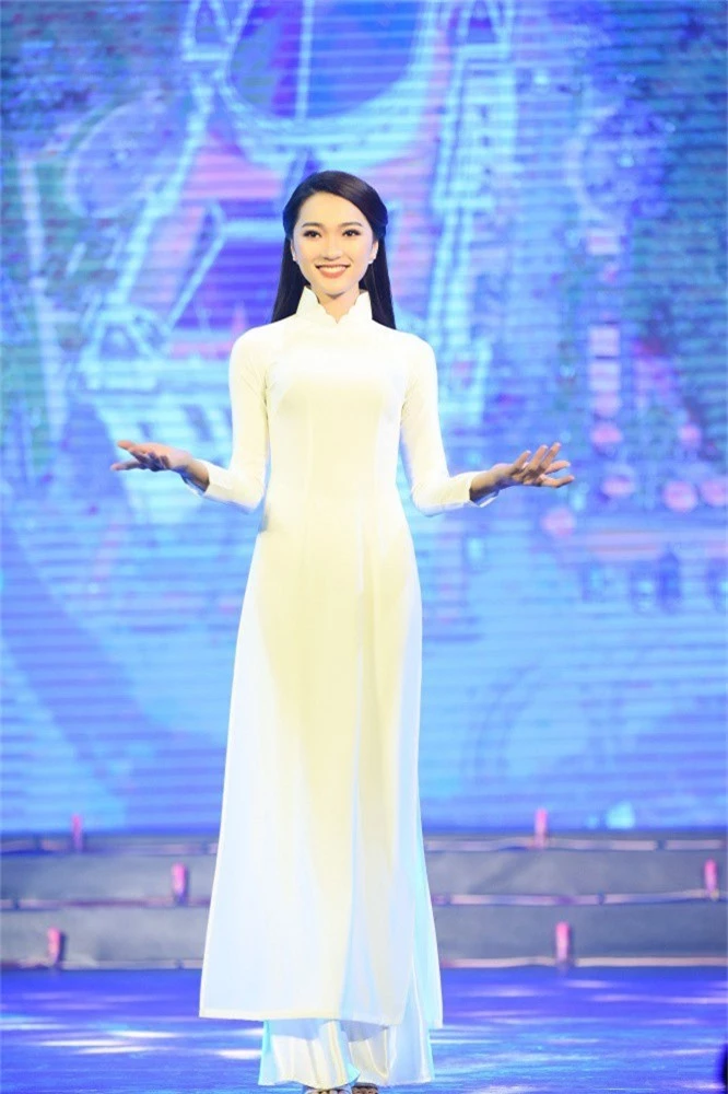 nguoi yeu tin don van duc noi bat trong show ao dai cua hoa hau ngoc han hinh anh 4