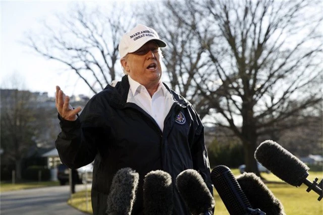 Ông Trump dọa ban bố tình trạng khẩn cấp quốc gia sau khi thăm biên giới - Ảnh 1.