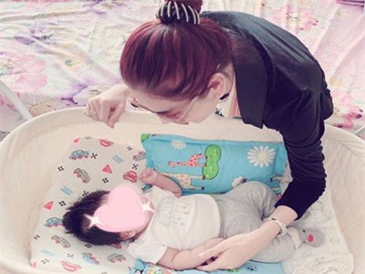 Lâm Khánh Chi khoe con trai sinh nhờ mang thai hộ, nặng 3,5 kg, giống ông xã