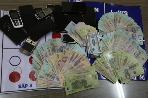 Hơn 200 triệu đồng và nhiều tang vật đánh bạc bị Phòng Cảnh sát hình sự - Công an tỉnh Bắc Ninh thu giữ