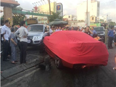 Gây tai nạn liên hoàn, xế hộp tiền tỷ được phủ bạt đỏ, che biển số