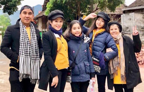 "MC triệu đô" Quyền Linh khoe ảnh du lịch, ai cũng trầm trồ 2 cô con gái chân dài