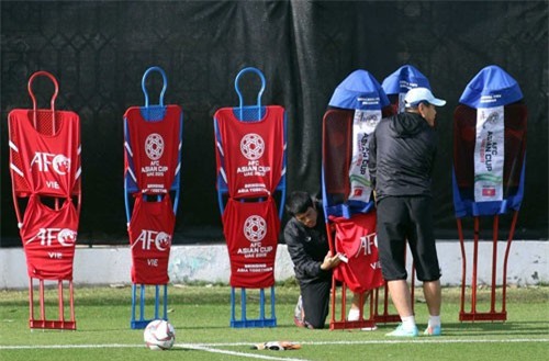 ĐT Việt Nam ráo riết luyện chống sút phạt hàng rào trước ngày đấu Iran