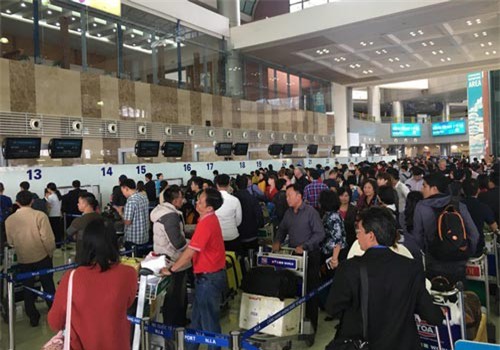 Sân bay Nội Bài hạn chế người đưa tiễn dịp Tết để tránh ùn tắc