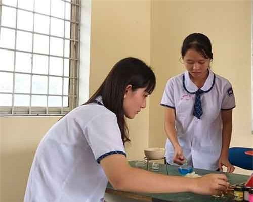 Hai nữ sinh chế 'sơn' chống thấm giá rẻ