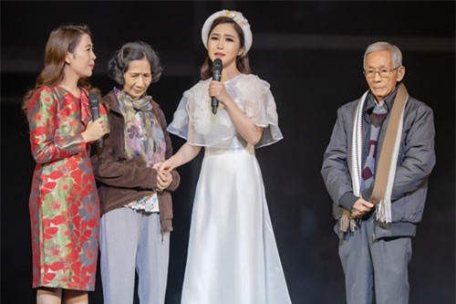 Hương Tràm trích trăm triệu làm điều bất ngờ cho đôi vợ chồng già thất lạc con 20 năm