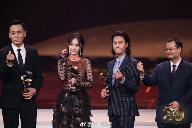 "Mỹ nhân quỵt tiền" Dương Mịch nhận giải thưởng từ thiện của năm, netizen mỉa mai: "Trò đùa nực cười nhất 2018"