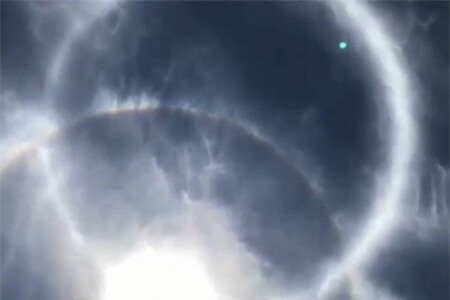 Clip: 'Hiện tượng hiếm' quầng mặt trời đôi lồng nhau xuất hiện giữa trưa nắng