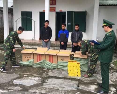 Quảng Ninh: Bắt quả tang 3 đối tượng vận chuyển 2.500 bao thuốc lá lậu