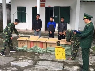 Quảng Ninh: Bắt quả tang 3 đối tượng vận chuyển 2.500 bao thuốc lá lậu