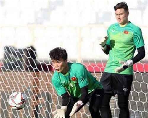 Bùi Tiến Dũng quyết ghi điểm trước Lâm ‘Tây’, chờ tin thầy Park