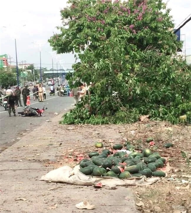 Nghi án ô tô đua tốc độ, tông chết người bán dưa hấu bên đường - Ảnh 3.