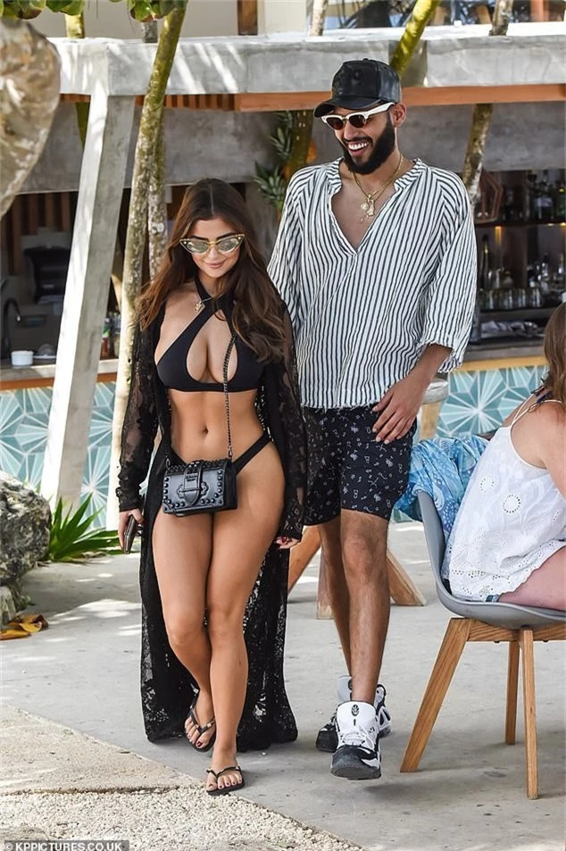 Demi Rose khoe ngực khủng đi chơi cùng bạn trai - Ảnh 2.