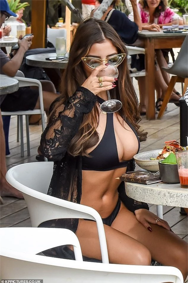 Demi Rose khoe ngực khủng đi chơi cùng bạn trai - Ảnh 7.