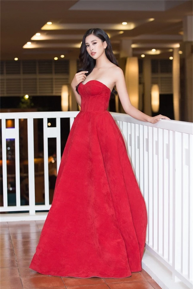 Hoa hậu Tiểu Vy bất ngờ diện đầm khoe ngực đầy nóng bỏng - Ảnh 4.