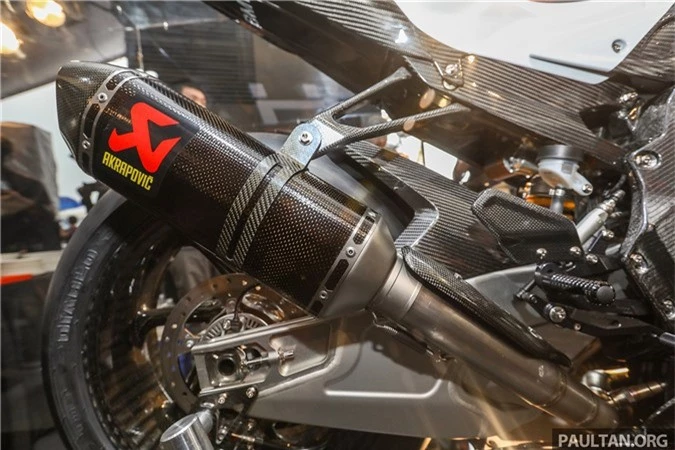 bmw-hp4-race-carbon-17.jpg