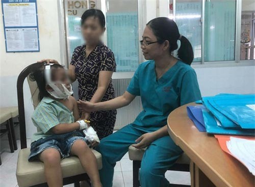 Bé gái bỏng nặng vì nghịch chai keo xịt tóc đã hết