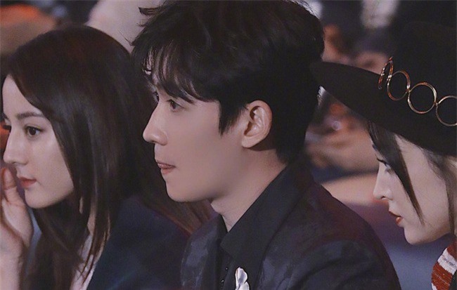 Mỹ nam "số hưởng" nhất sự kiện "Đêm Weibo": Bên trái ngồi cạnh Địch Lệ Nhiệt Ba, bên phải là Cổ Lực Na Trát