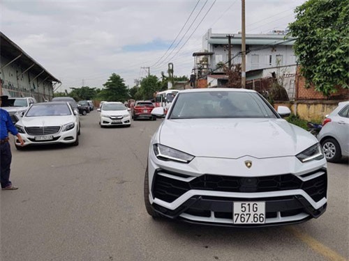 Lamborghini Urus của Minh Nhựa ra biển trắng Sài Gòn