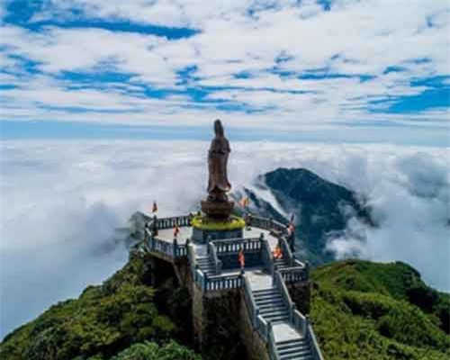 Đầu xuân mới, bái Phật giữa chốn ngàn mây