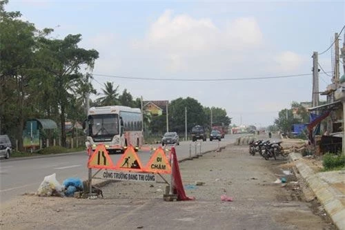 3 năm với 5 lần gia hạn nhưng đến thời điểm này quốc lộ 1A qua huyện Bình Sơn vẫn chưa thể hoàn thành.