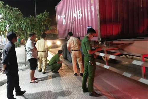 Chiếc xe đầu kéo container gây tai nạn chết người trên địa bàn phường Trường Thọ, quận Thủ Đức rồ bỏ chạy, bị người dân chặn dừng.